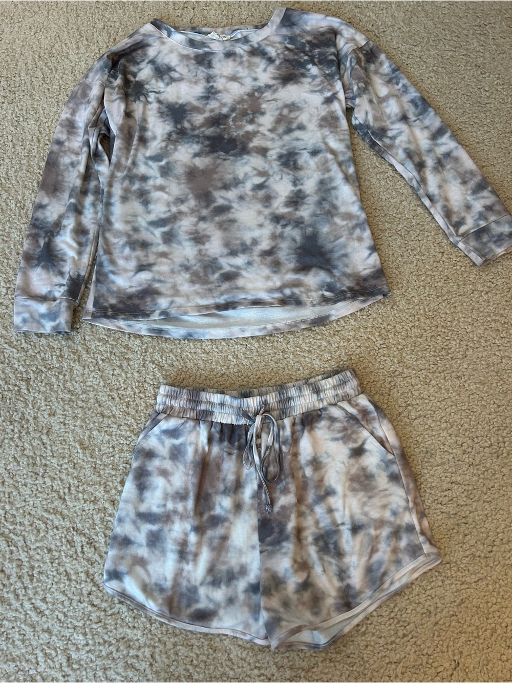 Allison New York tie-Dye Long Sleeve Top in Gray & Taupe